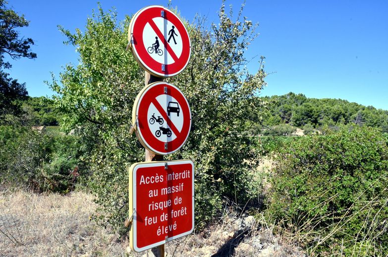 Malgré des panneaux de signalements interdisant la circulation dans le massif, des personnes ont pu y pénétrer mais ont été verbalisées.